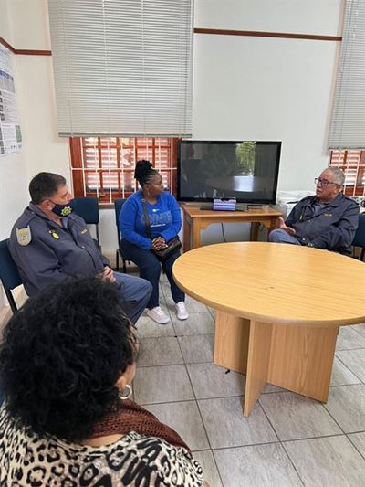 Bouw-Spies besoek polisiestasie