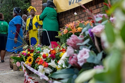 Taxi crashes into cars at Winnie’s house