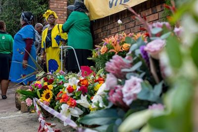 Taxi crashes into cars at Winnie’s house