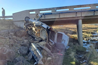 Driver flees after at least 20 children injured after taxi plunges off bridge in KZN