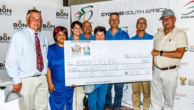 Macpherson oorhandig tjek van R75 000 vir kampioenskappe