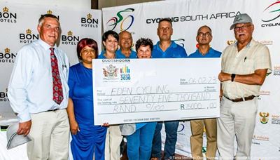 Macpherson oorhandig tjek van R75 000 vir kampioenskappe