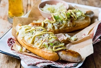 Recipe: Gourmet dogs with bratwurst and sauerkraut