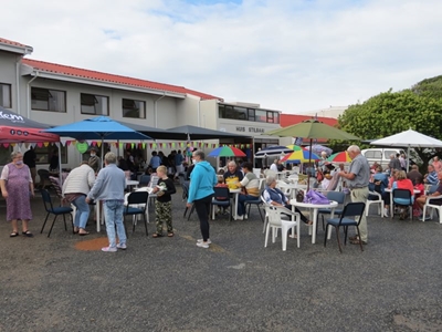 Huis Stilbaai hou basaar uit boonste rakke