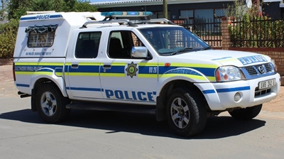 Man in sop wat vir adjunk-balju wegjaag