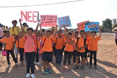 Kinders deel van optog teen geweld