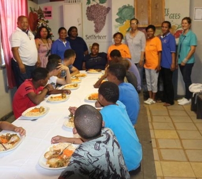 Meals on Wheels bederf seuns van Huis Triomf