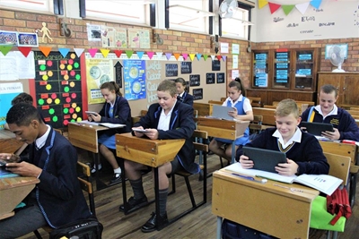 Outeniqua Laer druk vir 100% skoolbywoning - skoolbanke deurgesaag