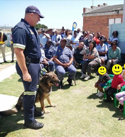 Police in Gqeberha visits crèche and bring some festiveness to the children
