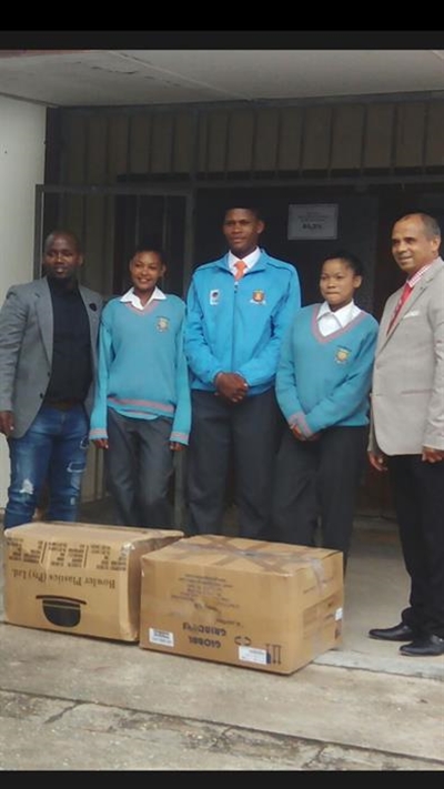 Kaalvoet Mzansi gives learners shoes