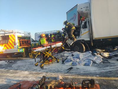 N2 accident : Three critically injured