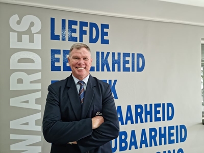 Wie is die man in Hartenbos se hoof se kantoor?