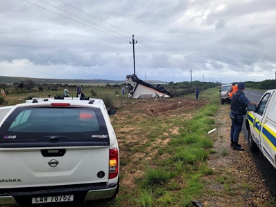 Omgeslaande trok op Vleesbaai pad