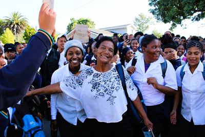 Jeug kom op vir ou staatmaker by skool