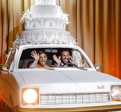 Giant wedding cake car gets people revved up