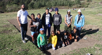Gee hand met krieketblad vir kinders