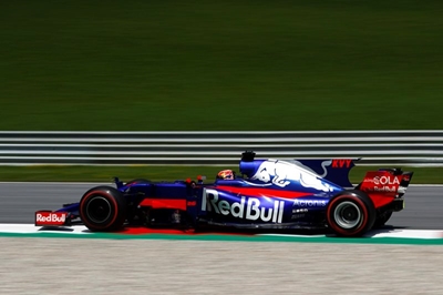 Kvyat puts Toro Rosso on top in F1 testing