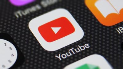 Twin US YouTube stars plead guilty to 'bank robber' prank