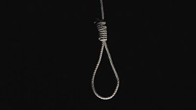 Father hangs his two daughters before hanging himself