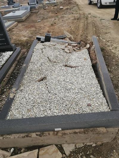 Ma van voor af in rou oor stukkende graf