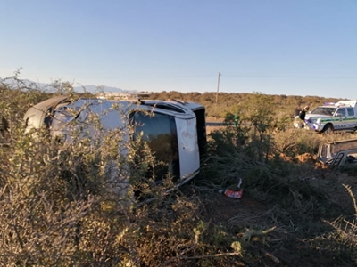 Drie dogtertjies lig beseer toe bakkie rol