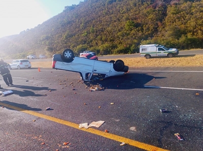 Voertuig beland op sy dak op N2
