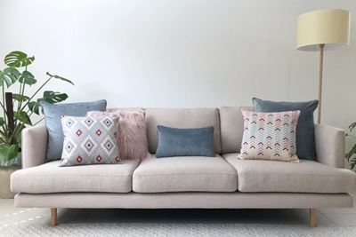 How to decorate with scatter cushions