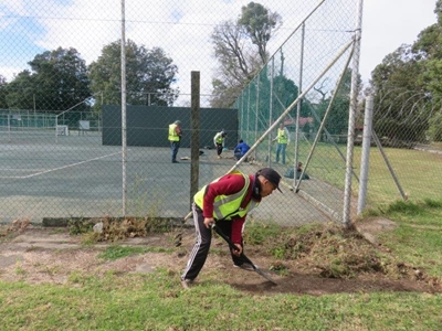 Tennisbane skoongemaak