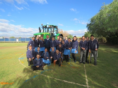 Skoolhoof met trekker skool toe