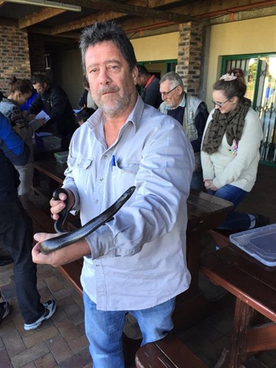 Slangvanger gesels met tuinbouklub se lede