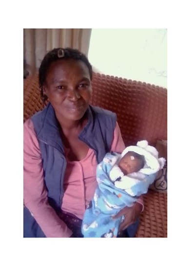 Nuwejaarsbaba arriveer voor die ambulans