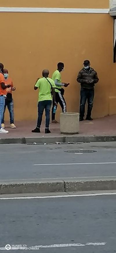 Graaff-Reinet SAPS warning - 5 men conning victims with SIM swaps