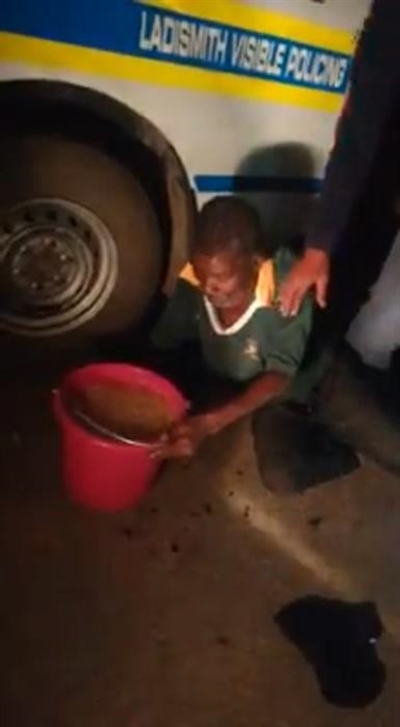 Polisie dwing man om eie brousel te drink