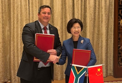 Steenhuisen signs landmark stone fruit trade agreement with China