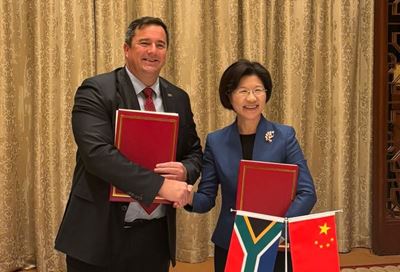 Steenhuisen signs landmark stone fruit trade agreement with China