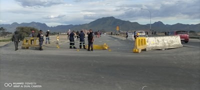 Manhunt for shooter on Thembalethu bridge