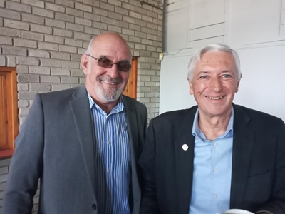 Kundiges sit koppe bymekaar
