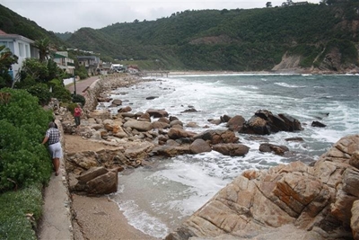 Armed robbery at Victoria Bay