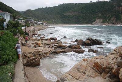Armed robbery at Victoria Bay