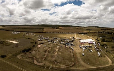 Fees wag weer by vier-trekskou op Bartelsfontein