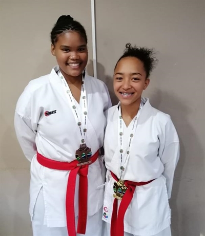 Protea-kleure vir Oudtshoorn-karatekas