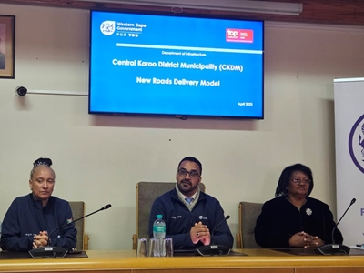 Simmers presents New Provincial Roads Delivery Model for Central Karoo District Municipality