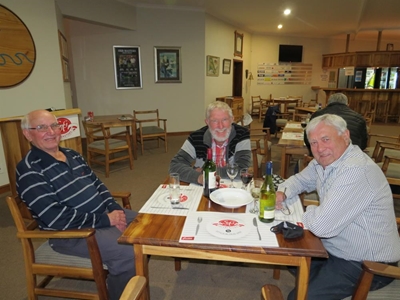 Pens en pootjies op die tafel