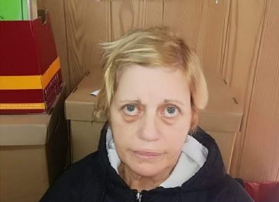 Polisie spoor vrou se familie op