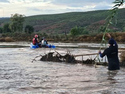 Noodpersoneel en vrywilligers red mense in Klaarstroom
