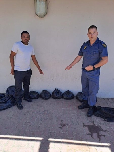 Dagga stilletjies ingesmokkel 