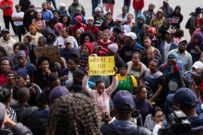 De Lille and protesters in tense stand-off