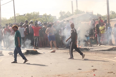 Inwoners vaar strate in
