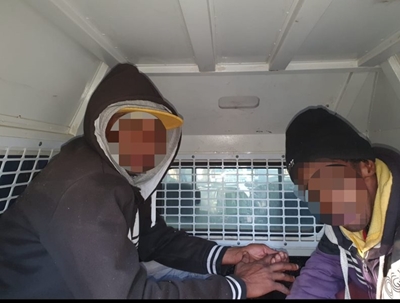 Twee deur polisie betrap