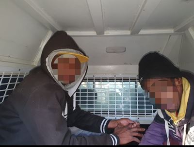 Twee deur polisie betrap